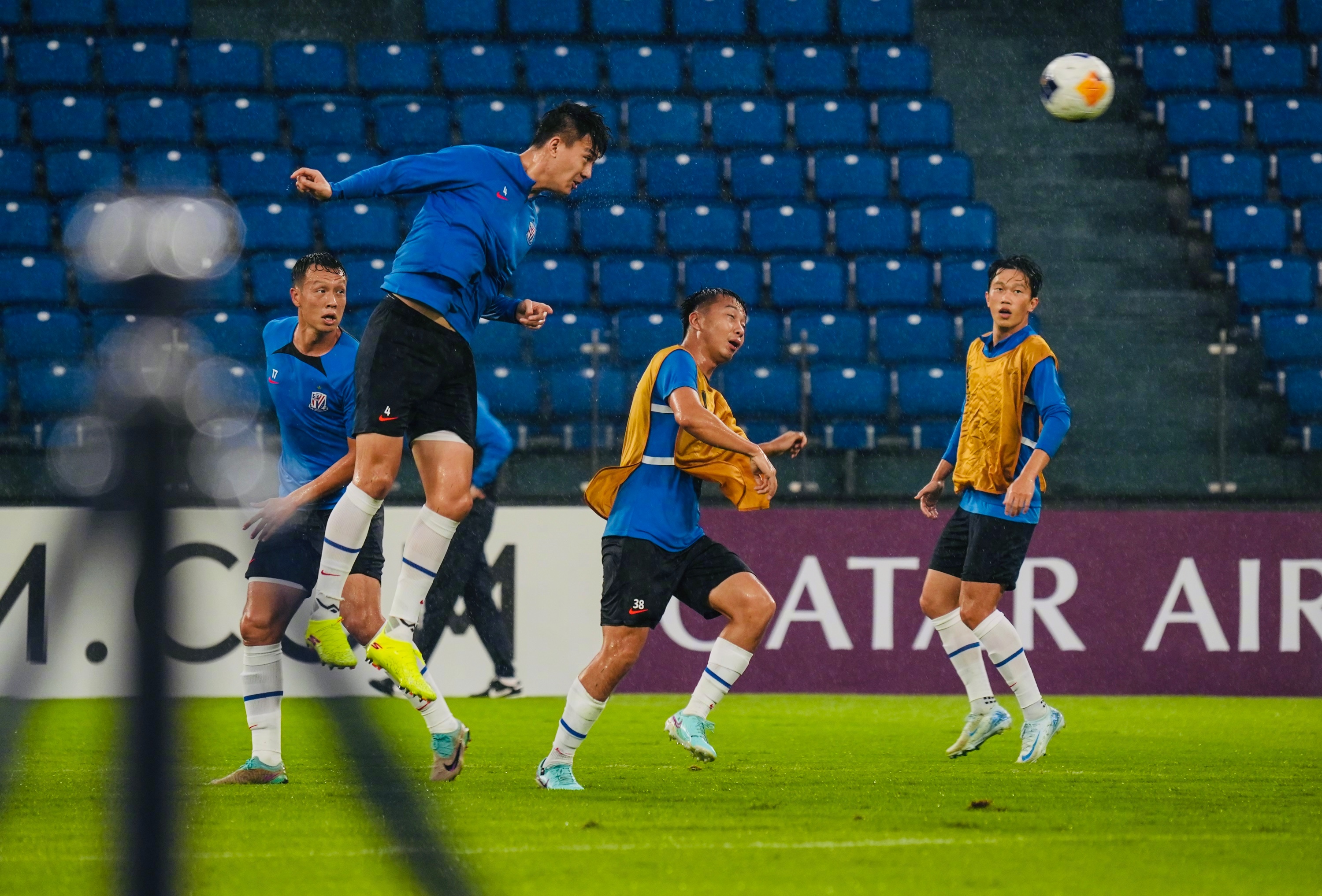 足球联赛冠军争夺战蓄势待发的简单介绍 足球联赛冠军争夺战蓄势待发的简单介绍