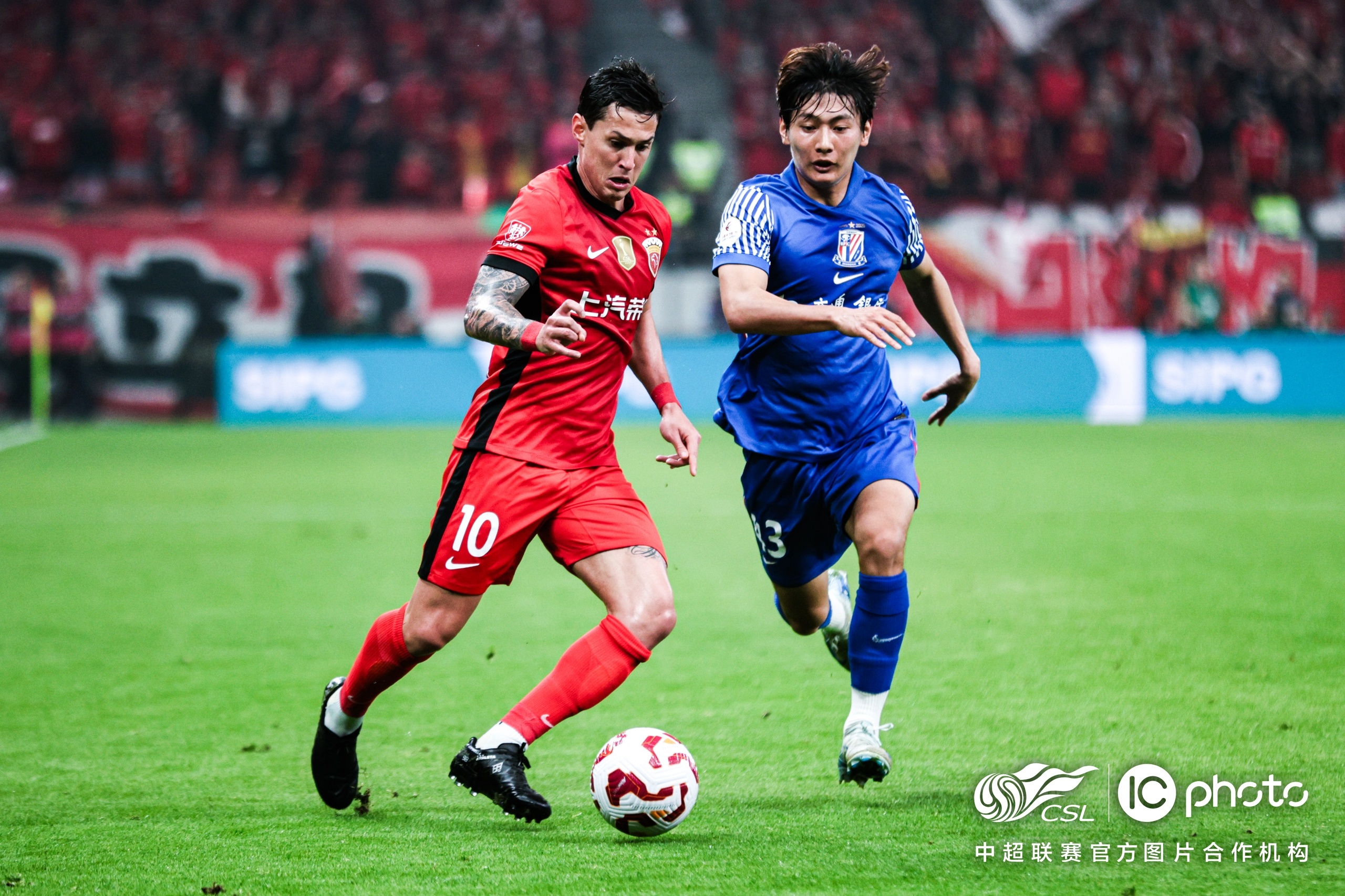 足球联赛冠军争夺战蓄势待发的简单介绍 足球联赛冠军争夺战蓄势待发的简单介绍