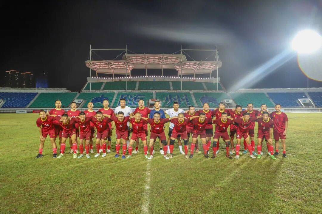 激烈角逐中，球队斗志昂扬奋勇拼搏的简单介绍