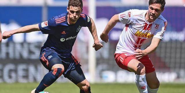 汉堡球迷抗议管理层,要求俱乐部改善球队状况的简单介绍 汉堡球迷抗议管理层,要求俱乐部改善球队状况的简单介绍