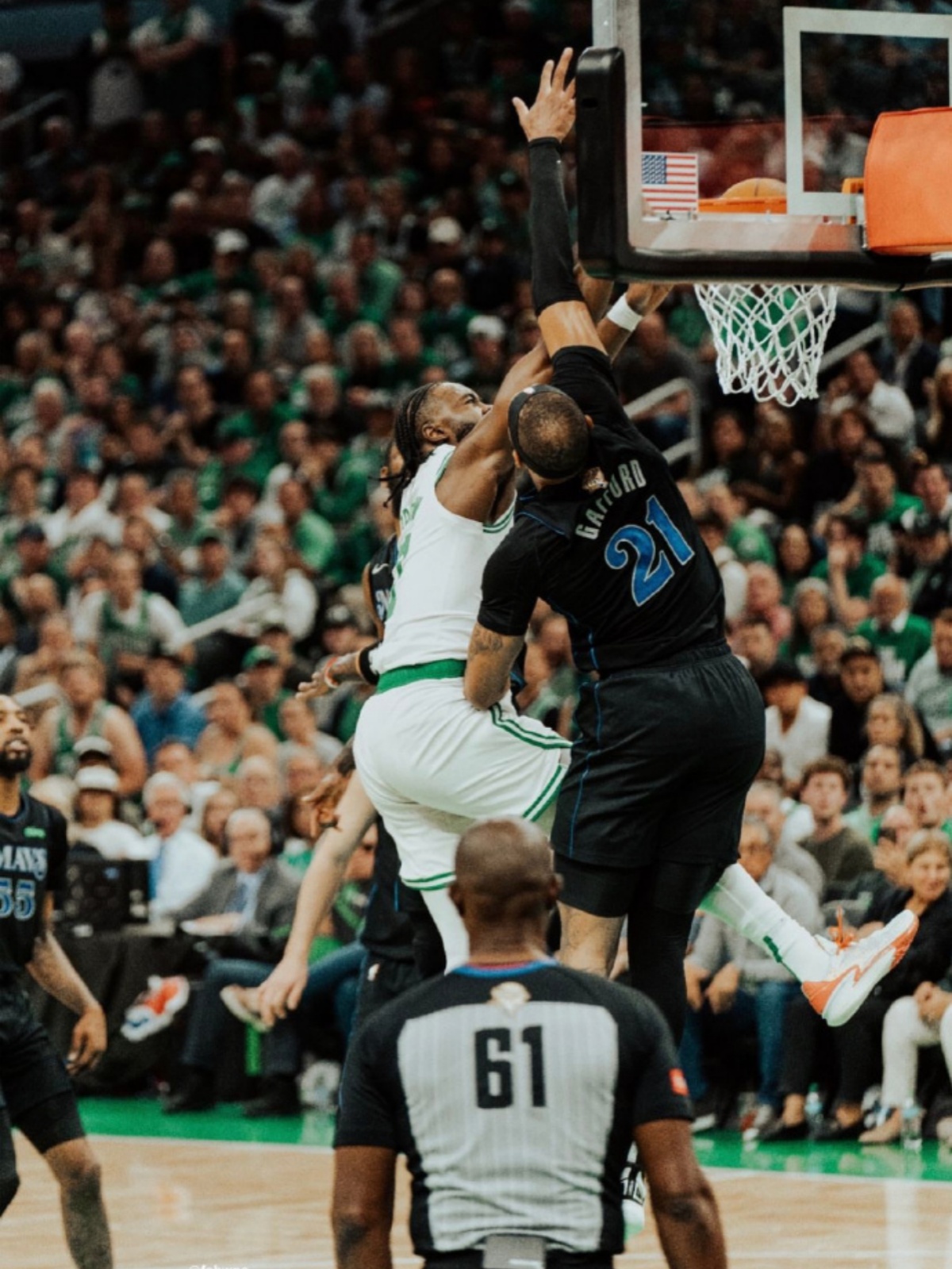 詹皇隔扣飞人!湖人险胜凯尔特人 詹皇隔扣飞人!湖人险胜凯尔特人