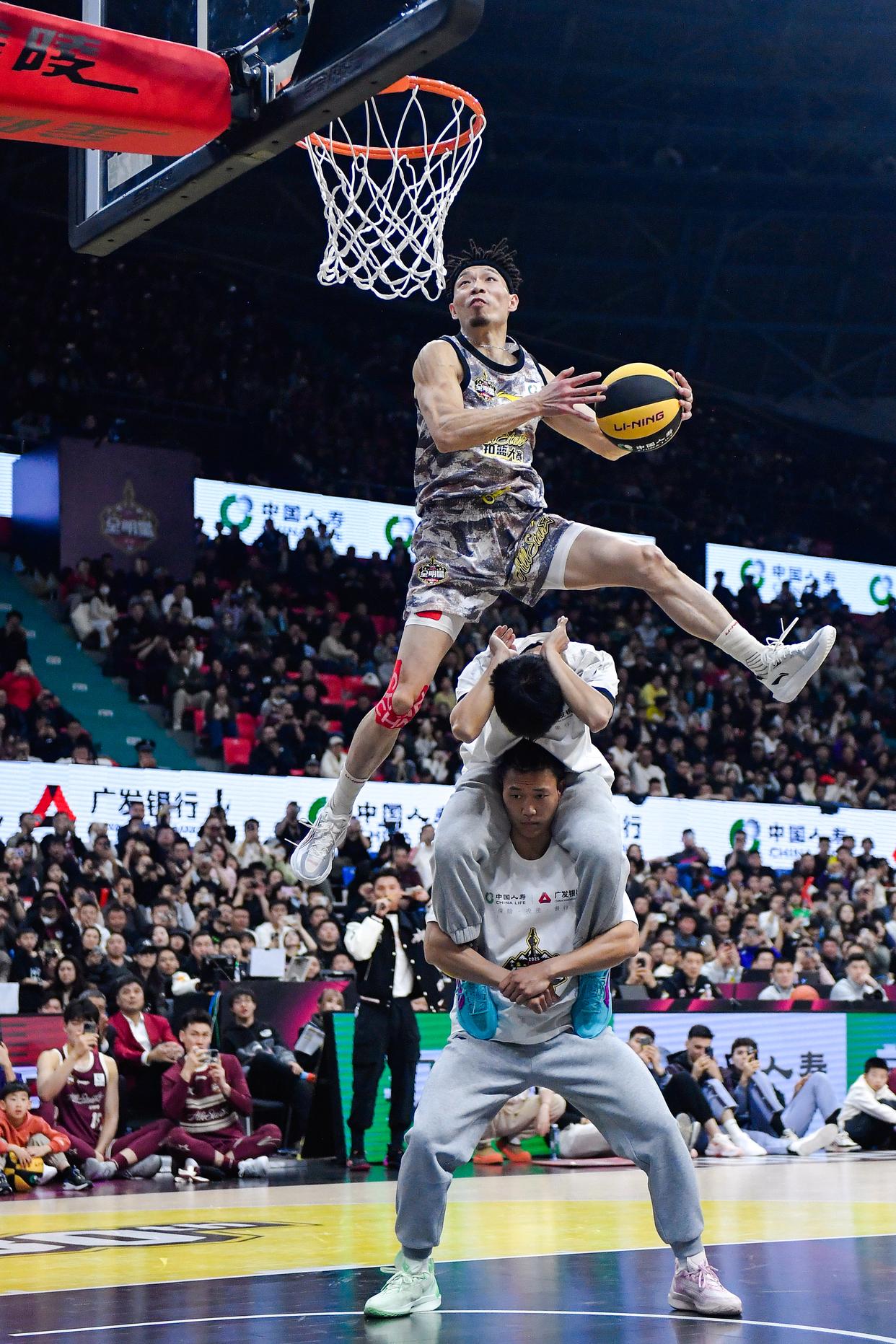 名人篮球比赛圆满落幕，欢乐传递的简单介绍