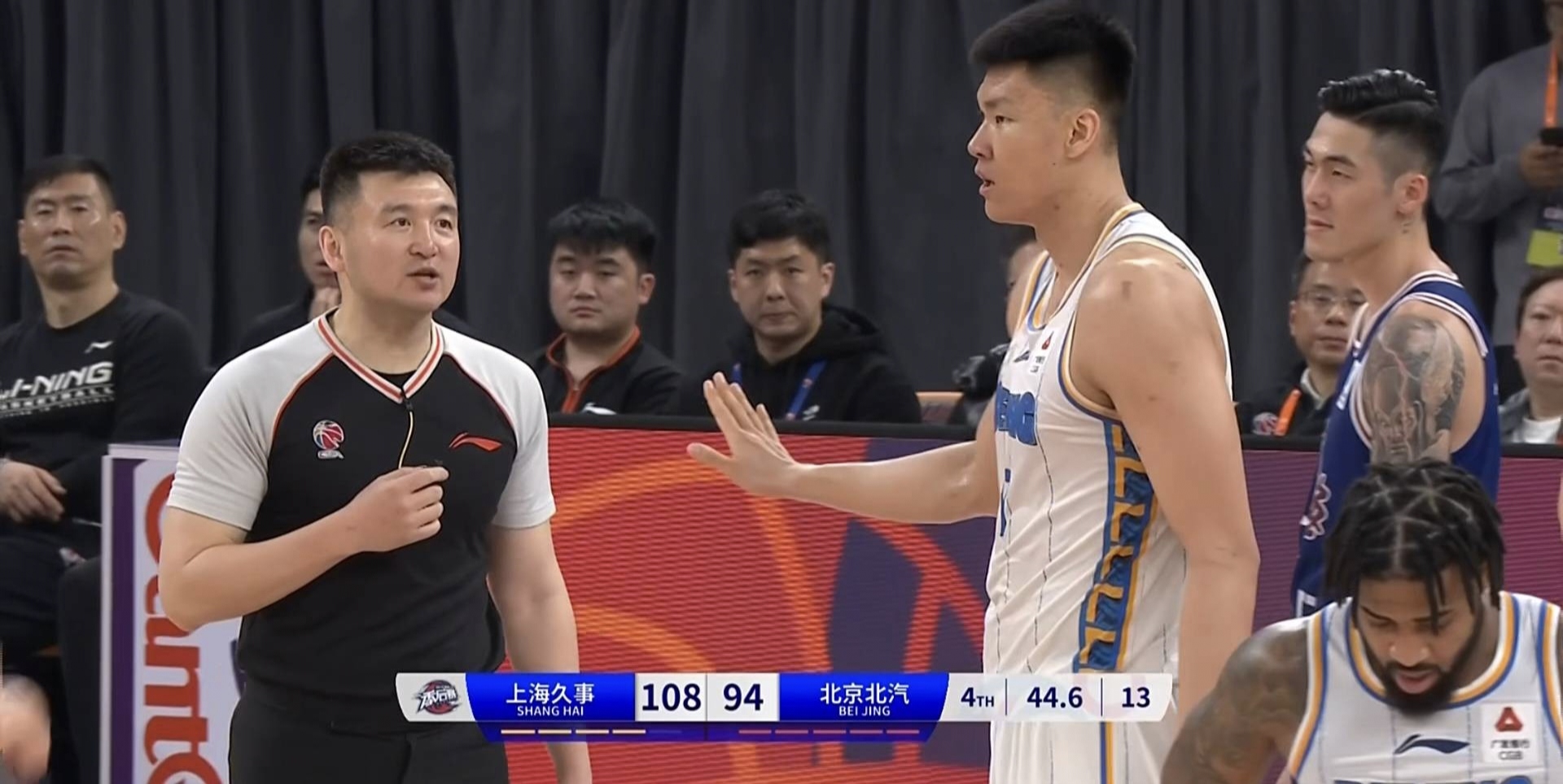 山东男篮与上海队交手，东部领袖之争的简单介绍