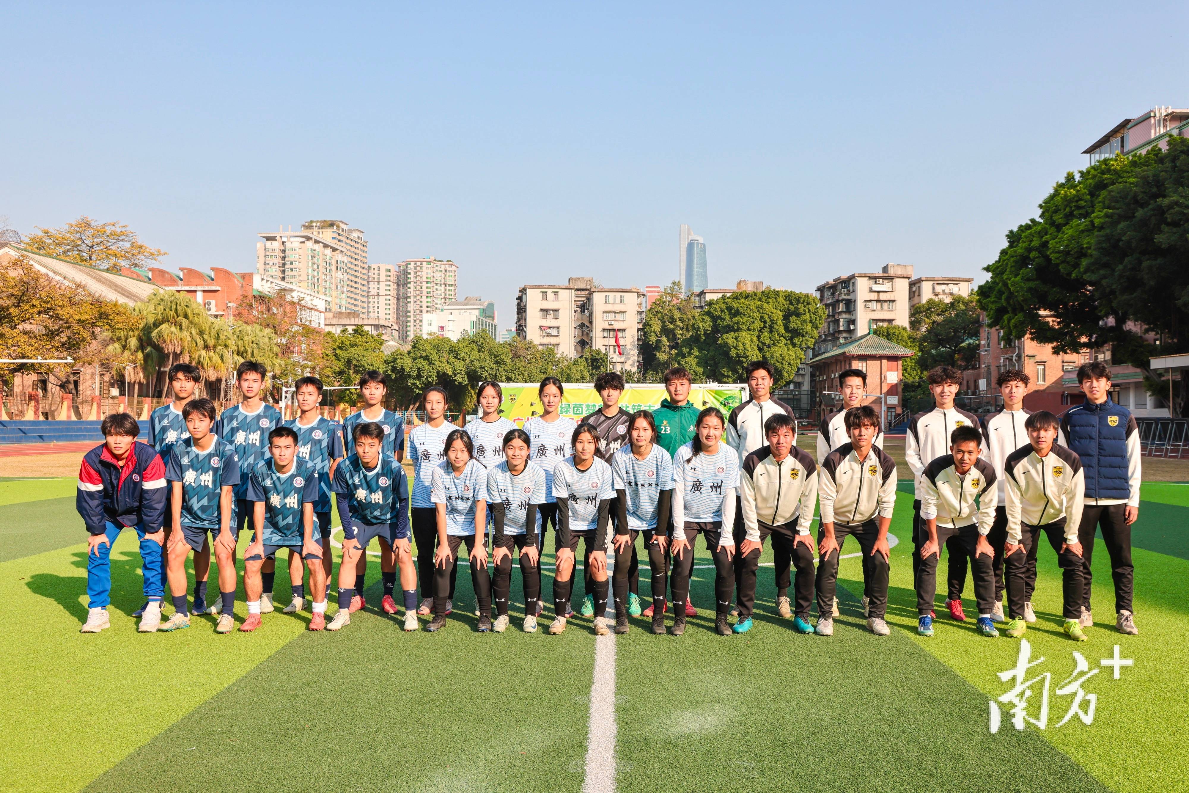 足球比赛是青春与梦想的舞台