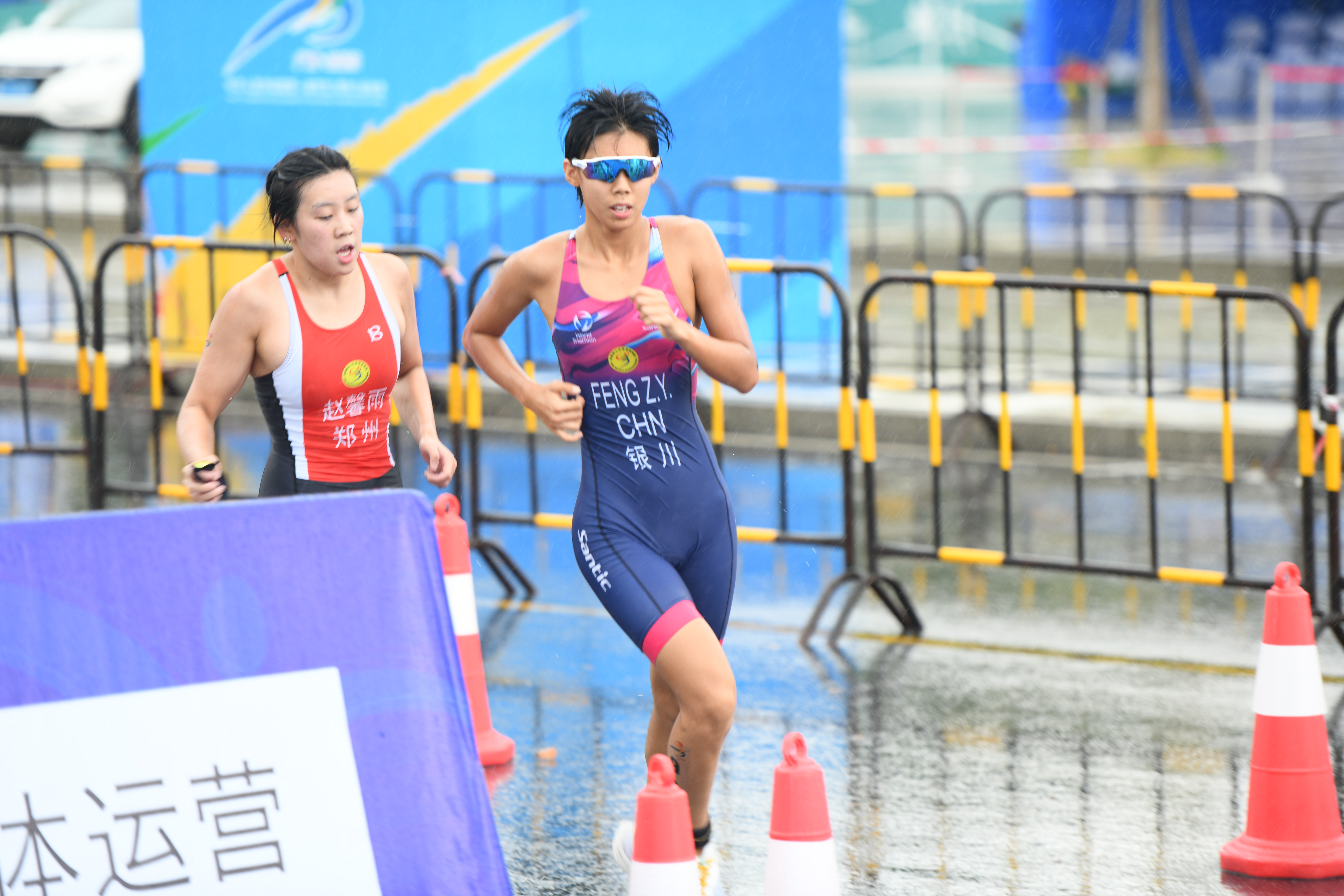 关于铁人三项女子接力决赛选手齐力争冠的信息