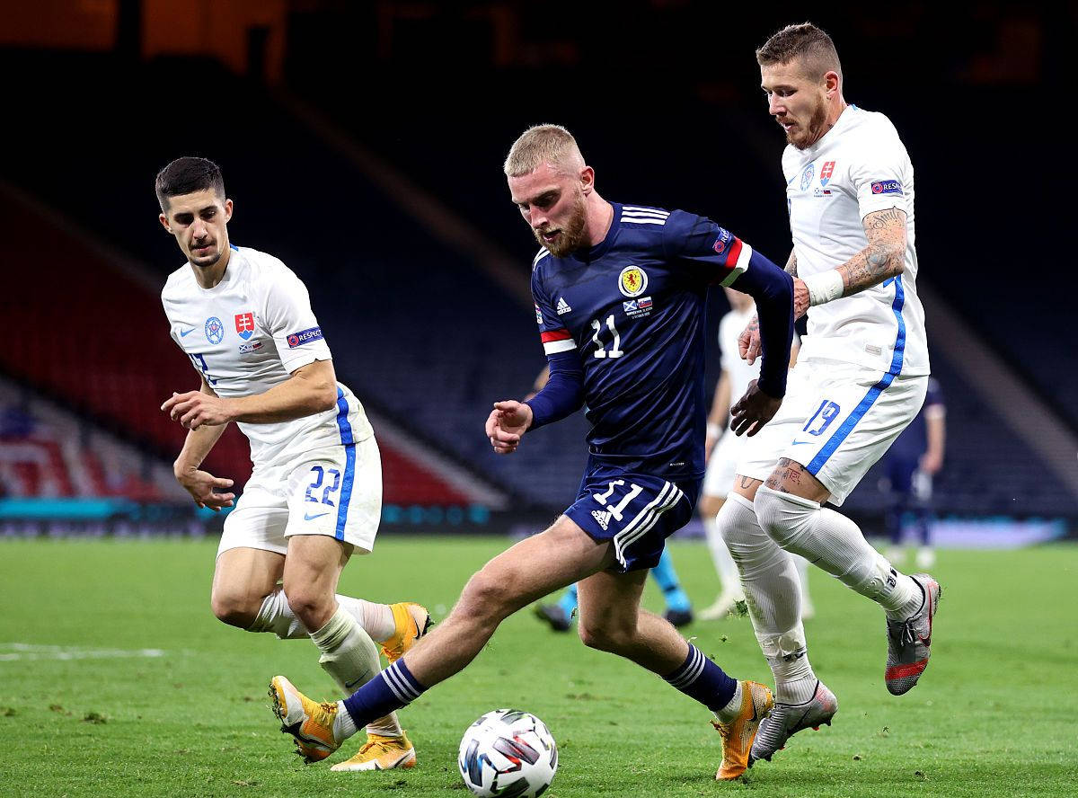 包含斯洛伐克对决威尔士，硝烟四起的词条